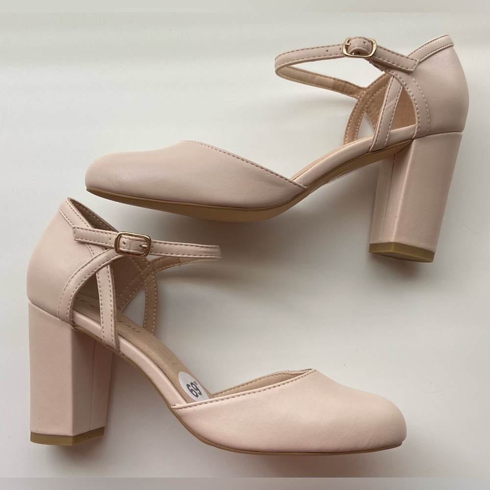 Le Chateau beige heels size 6